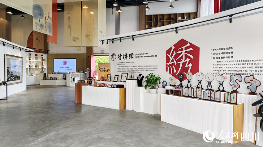 经 一针一线“串起”传统与现代不朽情缘游戏入口非遗里的致富(图4)