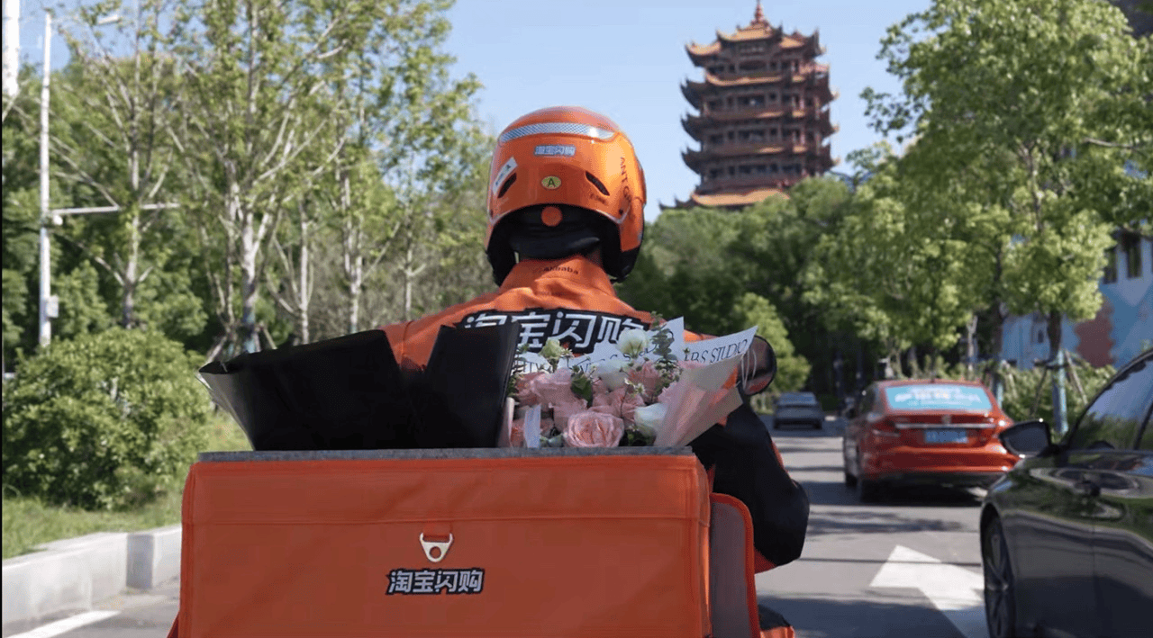 淘宝闪购“淘鲜花”！奢品大牌等集体入驻mg不朽情缘游戏登录入口七夕消费者涌入(图2)