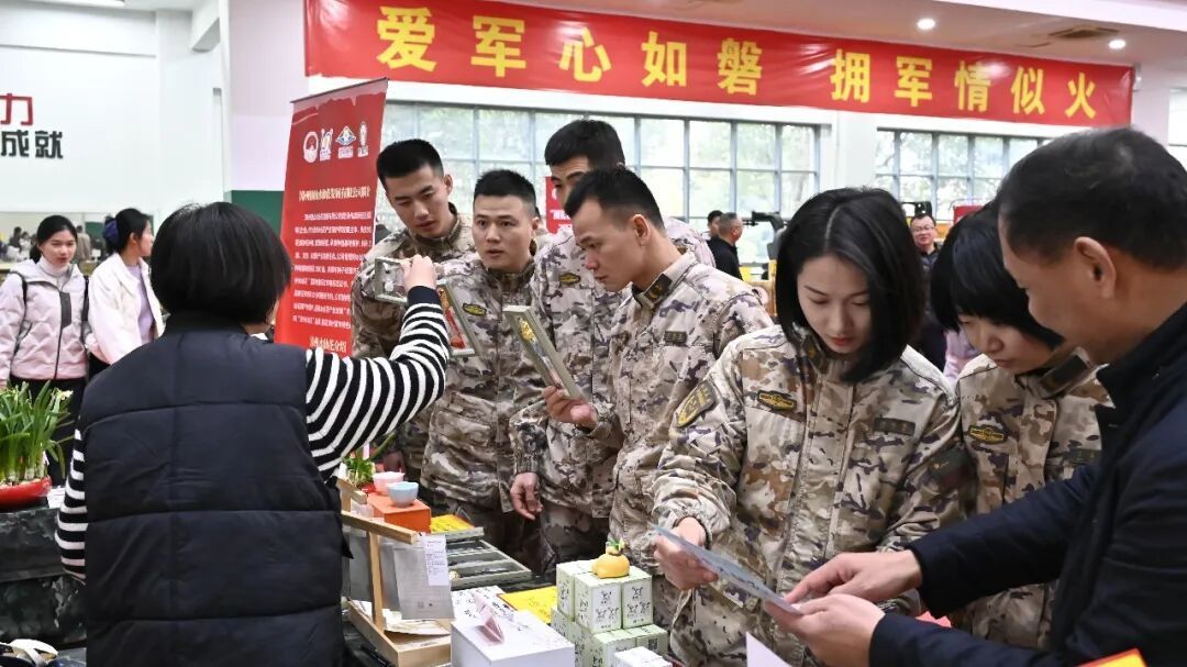 促消费”专场活动走进驻闽武警部队、海军部队mg不朽情缘专属优惠！“闽货进军营·双拥(图1)